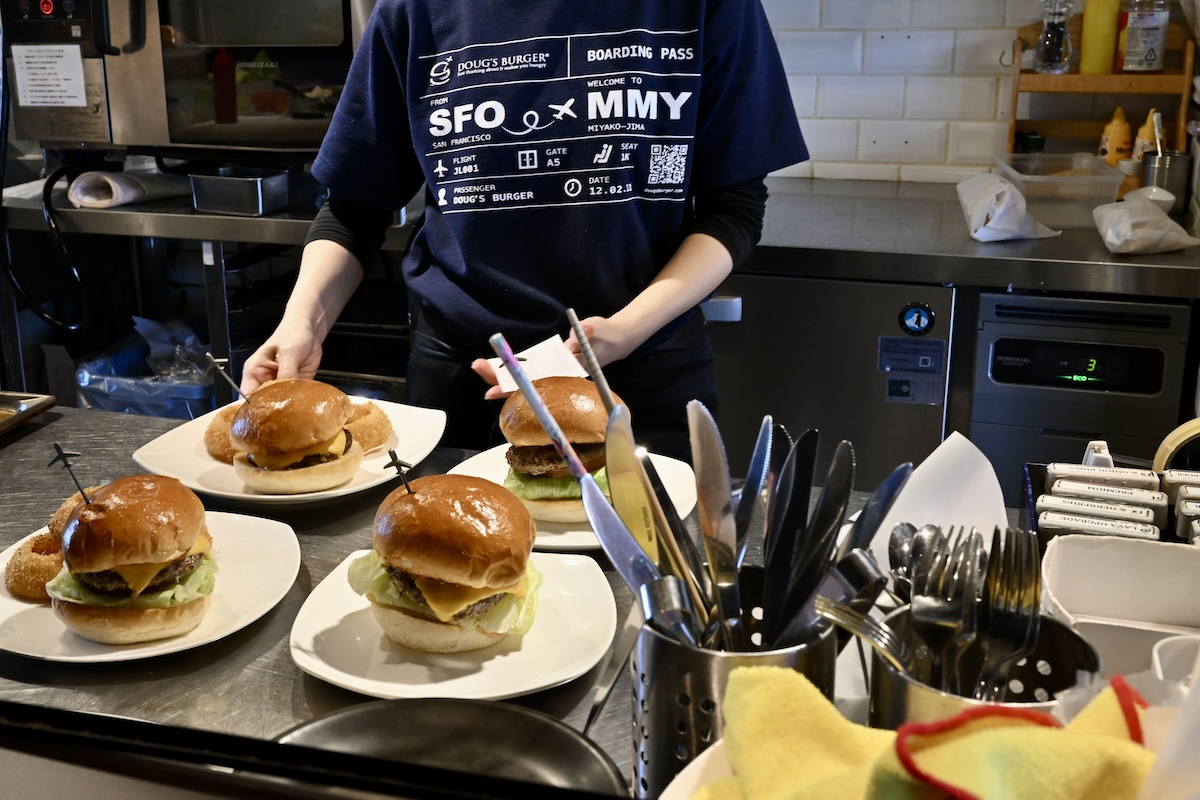 ダグズ・バーガー 調理写真